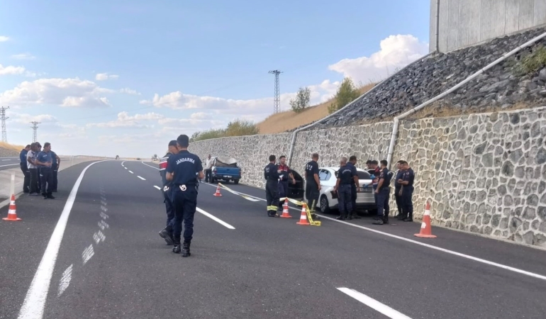 HAYRABOLU'DA SEYİR HALİNDEKİ OTOMOBİLE SİLAHLI SALDIRI: 1 ÖLÜ