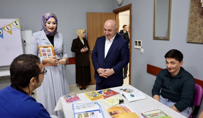 HEM ÜRETİYOR HEM SOSYALLEŞİYORLAR DARICA ENGELSİZ YAŞAM MERKEZİ'NDE İLK DERS ZİLİ ÇALDI