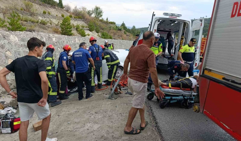 DENİZLİ'DE FECİ KAZA: 2 ARKADAŞ HAYATINI KAYBETTİ