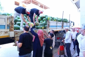 ÜRETİCİNİN KARPUZU BÜYÜKŞEHİR ELİYLE İHTİYAÇ SAHİBİNE ULAŞTIRILIYOR ÇAVUŞOĞLU: "SOSYAL BELEDİYECİLİK ANLAYIŞINI GÜÇLENDİRİYORUZ"