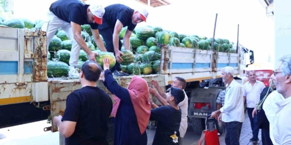 ÜRETİCİNİN KARPUZU BÜYÜKŞEHİR ELİYLE İHTİYAÇ SAHİBİNE ULAŞTIRILIYOR ÇAVUŞOĞLU: "SOSYAL BELEDİYECİLİK ANLAYIŞINI GÜÇLENDİRİYORUZ"