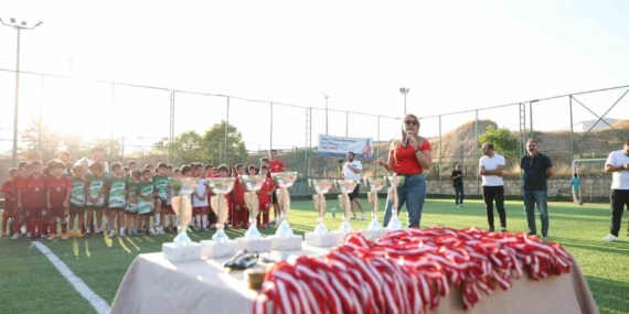 MERKEZEFENDİ'DE TURNUVA ŞAMPİYONLARINA ÖDÜLLERİ VERİLDİ