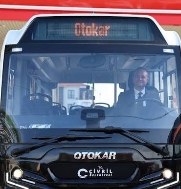 ÇİVRİL’DE YILLARDIR BEKLENEN ŞEHİR İÇİ ULAŞIM HİZMETİ BAŞLADI ÇİVRİL’DE TOPLU ULAŞIM DÖNEMİ: BELEDİYE OTOBÜSLERİ SEFERLERE BAŞLADI FOTOĞRAFLI