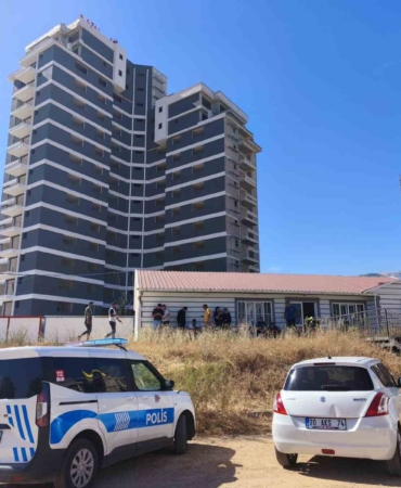 PARALARINI ALAMAYAN İŞÇİLER 15 KATLI İNŞAATIN ÇATISINA ÇIKTI
