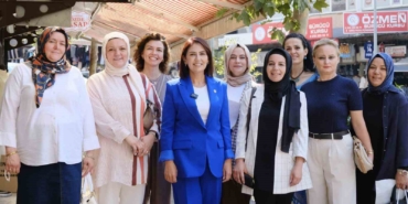 AK PARTİ KADIN KOLLARI TEŞKİLATI BAYRAMYERİ’NDE ESNAFI ZİYARET ETTİ