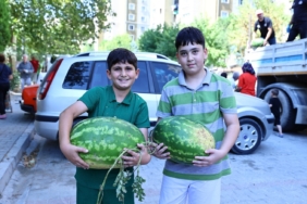 ÜRETİCİNİN İMDADINA BAŞKAN ÇAVUŞOĞLU YETİŞTİ TARLADAN SOFRAYA DAYANIŞMA KÖPRÜSÜ