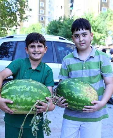 ÜRETİCİNİN İMDADINA BAŞKAN ÇAVUŞOĞLU YETİŞTİ TARLADAN SOFRAYA DAYANIŞMA KÖPRÜSÜ