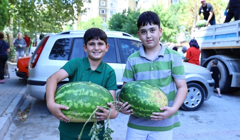 ÜRETİCİNİN İMDADINA BAŞKAN ÇAVUŞOĞLU YETİŞTİ TARLADAN SOFRAYA DAYANIŞMA KÖPRÜSÜ