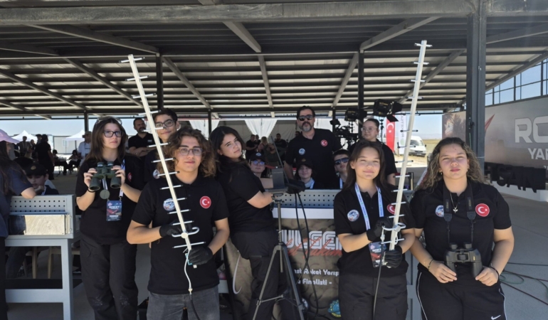 ÇİVRİLLİ ÖĞRENCİLERİN ROKETİ BAŞARILI BİR UÇUŞ GERÇEKLEŞTİRDİ