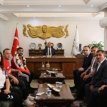 IĞDIR VALİSİ TAŞOLAR, BRONZ MADALYALI MİLLİ JUDOCU SALİH YILDIZ'I AĞIRLADI