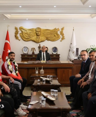 IĞDIR VALİSİ TAŞOLAR, BRONZ MADALYALI MİLLİ JUDOCU SALİH YILDIZ'I AĞIRLADI