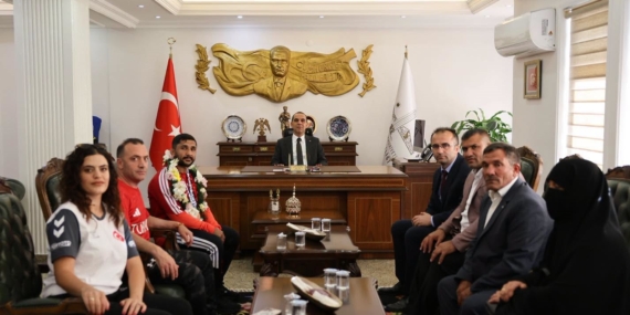 IĞDIR VALİSİ TAŞOLAR, BRONZ MADALYALI MİLLİ JUDOCU SALİH YILDIZ'I AĞIRLADI