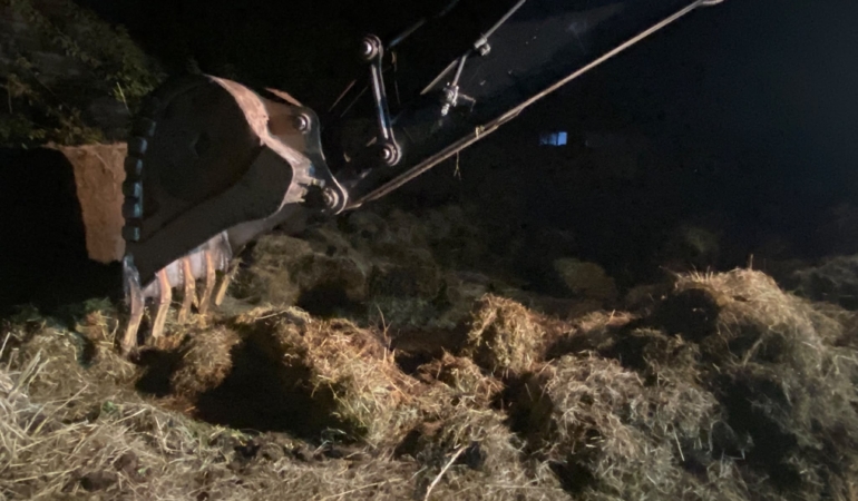 IĞDIR'DA ÇIKAN YANGINDA BİN 100 BALYA ZARAR GÖRDÜ