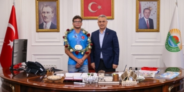 İLKADIMLI GÜREŞÇİDEN TARİHİ BAŞARI BAŞKAN KURNAZ, 5 MADALYA KAZANAN BAŞARILI SPORCUYU TEBRİK ETTİ