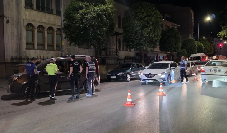 İNEGÖL'DE POLİS KUŞ UÇURTMADI, BİN 412 KİŞİ SORGULANDI