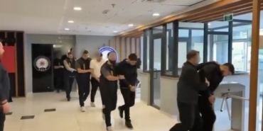 İNTERNETTE KADIN KILIĞINA GİRİP EVLİLİK VAADİYLE KANDIRDILAR, SONRA TEHDİT ETTİLER BURSA'DAKİ SİBER OPERASYONUNDA 10 KİŞİ TUTUKLANDI