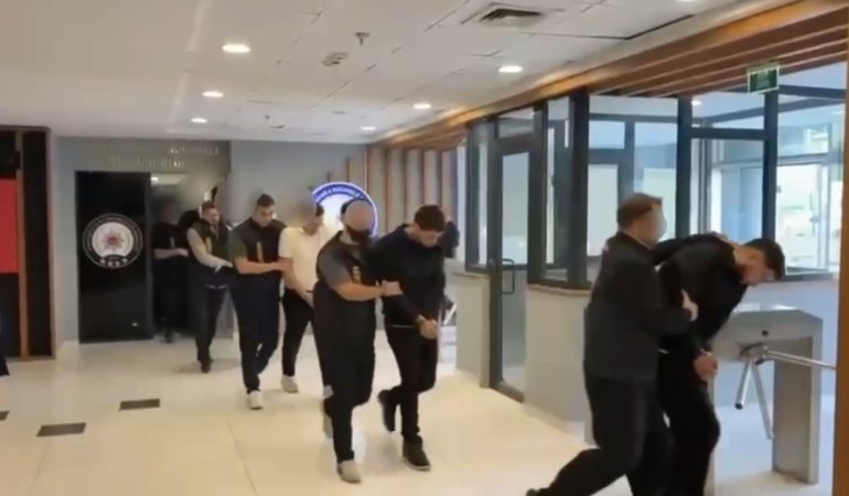 İNTERNETTE KADIN KILIĞINA GİRİP EVLİLİK VAADİYLE KANDIRDILAR, SONRA TEHDİT ETTİLER BURSA'DAKİ SİBER OPERASYONUNDA 10 KİŞİ TUTUKLANDI