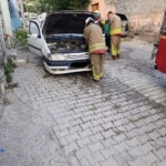 İSKENDERUN'DA OTOMOBİLDE YANGIN ÇIKTI