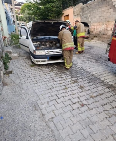 İSKENDERUN'DA OTOMOBİLDE YANGIN ÇIKTI