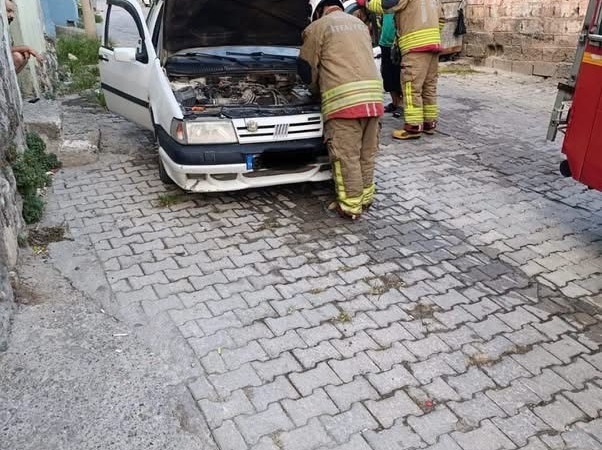 İSKENDERUN'DA OTOMOBİLDE YANGIN ÇIKTI