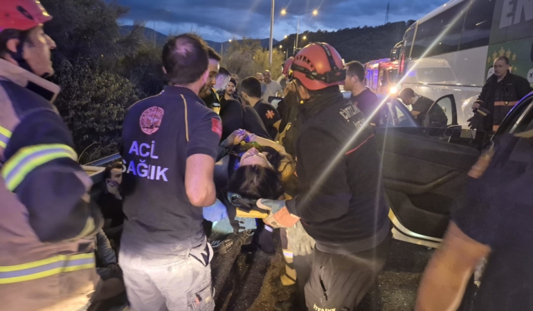 İSTANBUL-İZMİR OTOYOLU'NDA ZİNCİRLEME KAZA: 11 YARALI
