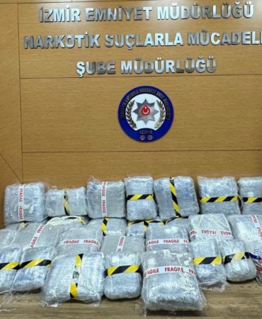 İZMİR'DE BİR EVDE 80 KİLO UYUŞTURUCU ELE GEÇİRİLDİ