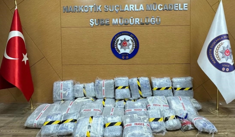 İZMİR'DE BİR EVDE 80 KİLO UYUŞTURUCU ELE GEÇİRİLDİ