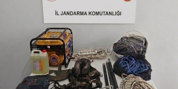 KAÇAK DEFİNE AVCILARI FOTOKAPANLA TESPİT EDİLDİ, SUÇÜSTÜ YAKALANDI