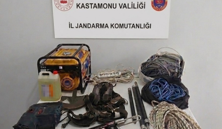 KAÇAK DEFİNE AVCILARI FOTOKAPANLA TESPİT EDİLDİ, SUÇÜSTÜ YAKALANDI