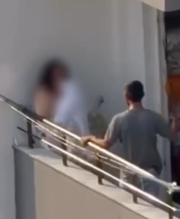 KADINI BALKONDA SOPA İLE DARP ETTİ