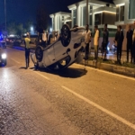 KAMYONETLE ÇARPIŞAN OTOMOBİL TAKLA ATTI: 2 YARALI