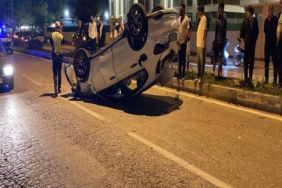 KAMYONETLE ÇARPIŞAN OTOMOBİL TAKLA ATTI: 2 YARALI