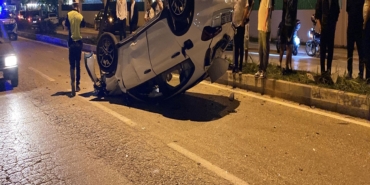 KAMYONETLE ÇARPIŞAN OTOMOBİL TAKLA ATTI: 2 YARALI