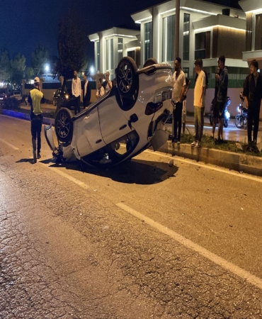 KAMYONETLE ÇARPIŞAN OTOMOBİL TAKLA ATTI: 2 YARALI