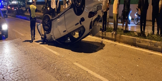 KAMYONETLE ÇARPIŞAN OTOMOBİL TAKLA ATTI: 2 YARALI