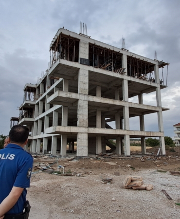 KARAMAN'DA 4. KATTAN DÜŞEN KALIP USTASI AĞIR YARALANDI