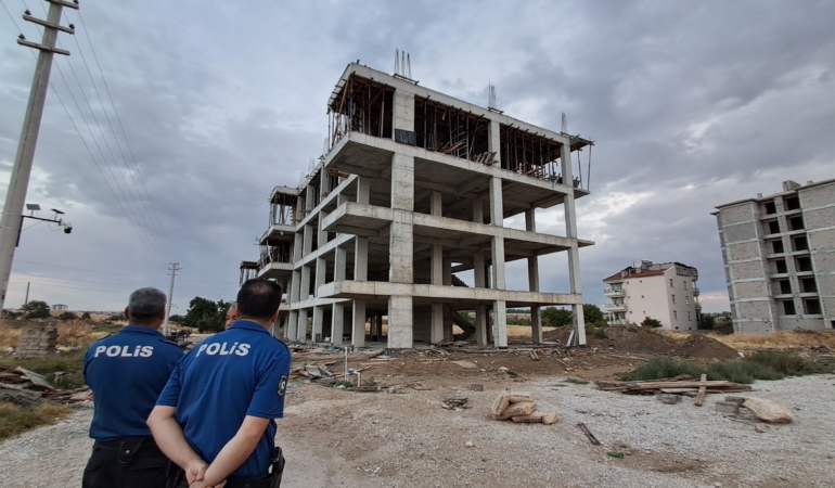 KARAMAN'DA 4. KATTAN DÜŞEN KALIP USTASI AĞIR YARALANDI