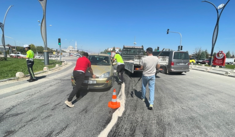 KARAMAN'DA YOLA DÖKÜLEN YAĞ KAZAYA NEDEN OLDU
