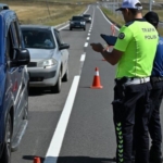 KARS'TA TRAFİK EKİPLERİNDEN KARAYOLLARINDA SIKI DENETİM: "HIZINIZI DÜŞÜRÜN, KEMERİNİZİ TAKIN"