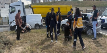 KASTAMONU'DA OTOMOBİL İLE HAFİF TİCARİ ARAÇ ÇARPIŞTI: 3 YARALI