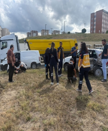 KASTAMONU'DA OTOMOBİL İLE HAFİF TİCARİ ARAÇ ÇARPIŞTI: 3 YARALI
