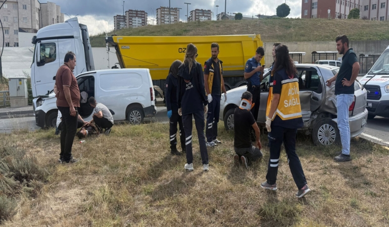KASTAMONU'DA OTOMOBİL İLE HAFİF TİCARİ ARAÇ ÇARPIŞTI: 3 YARALI