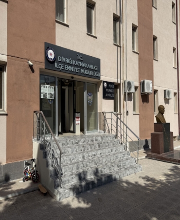 KAYIP BEBEK SORUŞTURMASINDA ŞÜPHELİLER HAKİM KARŞISINA ÇIKACAK SİVAS'IN DİVRİĞİ İLÇESİNDE 3 GÜNDÜR ARANAN 11 AYLIK BEBEK SORUŞTURMASINDA GÖZALTINA ALINAN 6 KİŞİ BUGÜN HAKİM KARŞISINA ÇIKARTILACAK