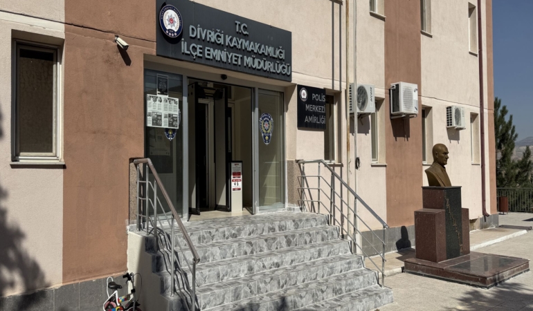 KAYIP BEBEK SORUŞTURMASINDA ŞÜPHELİLER HAKİM KARŞISINA ÇIKACAK SİVAS'IN DİVRİĞİ İLÇESİNDE 3 GÜNDÜR ARANAN 11 AYLIK BEBEK SORUŞTURMASINDA GÖZALTINA ALINAN 6 KİŞİ BUGÜN HAKİM KARŞISINA ÇIKARTILACAK