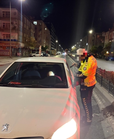 KAYSERİ'DE OTOMOBİLİYLE UYUYAKALAN SÜRÜCÜYE 25 BİN TL İDARİ PARA CEZASI YAZILDI YOLUN ORTASINDA SIZAN ALKOLLÜ SÜRÜCÜ, UYANDIRILDIKTAN SONRA GERİ UYUDU