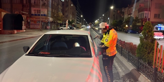 KAYSERİ'DE OTOMOBİLİYLE UYUYAKALAN SÜRÜCÜYE 25 BİN TL İDARİ PARA CEZASI YAZILDI YOLUN ORTASINDA SIZAN ALKOLLÜ SÜRÜCÜ, UYANDIRILDIKTAN SONRA GERİ UYUDU