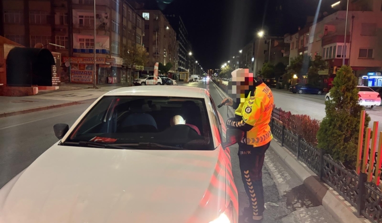KAYSERİ'DE OTOMOBİLİYLE UYUYAKALAN SÜRÜCÜYE 25 BİN TL İDARİ PARA CEZASI YAZILDI YOLUN ORTASINDA SIZAN ALKOLLÜ SÜRÜCÜ, UYANDIRILDIKTAN SONRA GERİ UYUDU