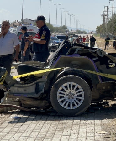 KAZADA FİAT OTOMOBİL İKİYE BÖLÜNDÜ: 2 ÖLÜ, 2 YARALI