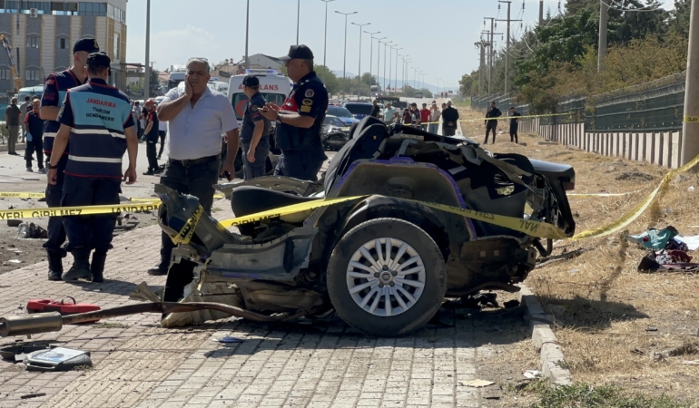 KAZADA FİAT OTOMOBİL İKİYE BÖLÜNDÜ: 2 ÖLÜ, 2 YARALI