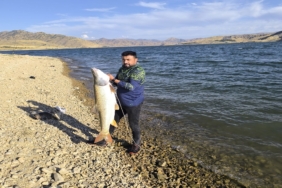KEBAN BARAJ GÖLÜ'NDE 30 KİLOLUK DEV TURNA BALIĞI